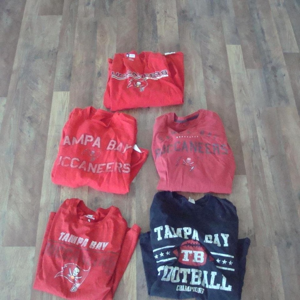5 SHIRTS TAMPA BAY BUCCANEERS LOT LONG SLEEVE AND SHORT SLEEEVE BUNDLE
